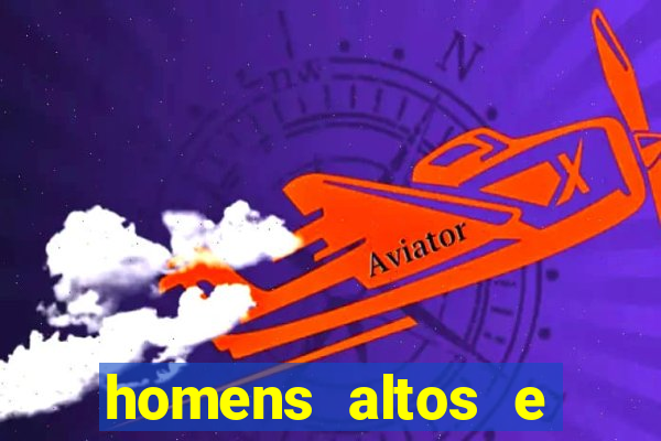 homens altos e magros pelados